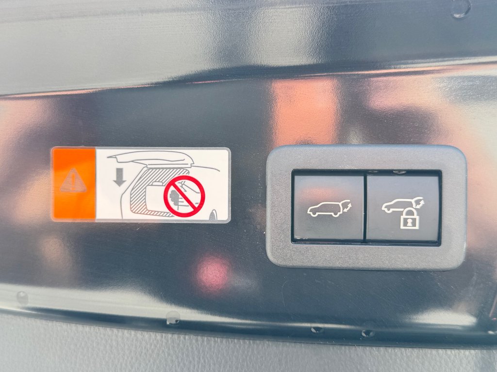 2025 Toyota Prius LIMITED AWD / PEA 13-04-29=100KM / HYPER RARE ! / in Thetford Mines, Quebec - 69 - w1024h768px