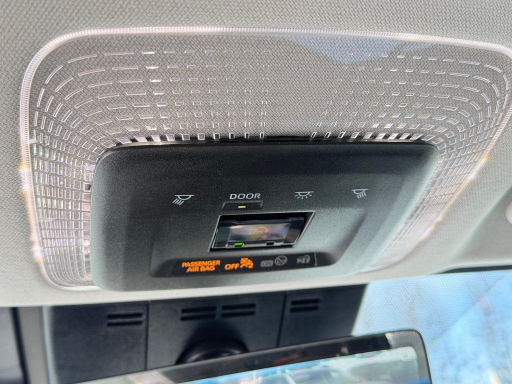 Toyota Prius LIMITED AWD / PEA 13-04-29=100KM / HYPER RARE ! / 2025 à Thetford Mines, Québec - 57 - w1024h768px