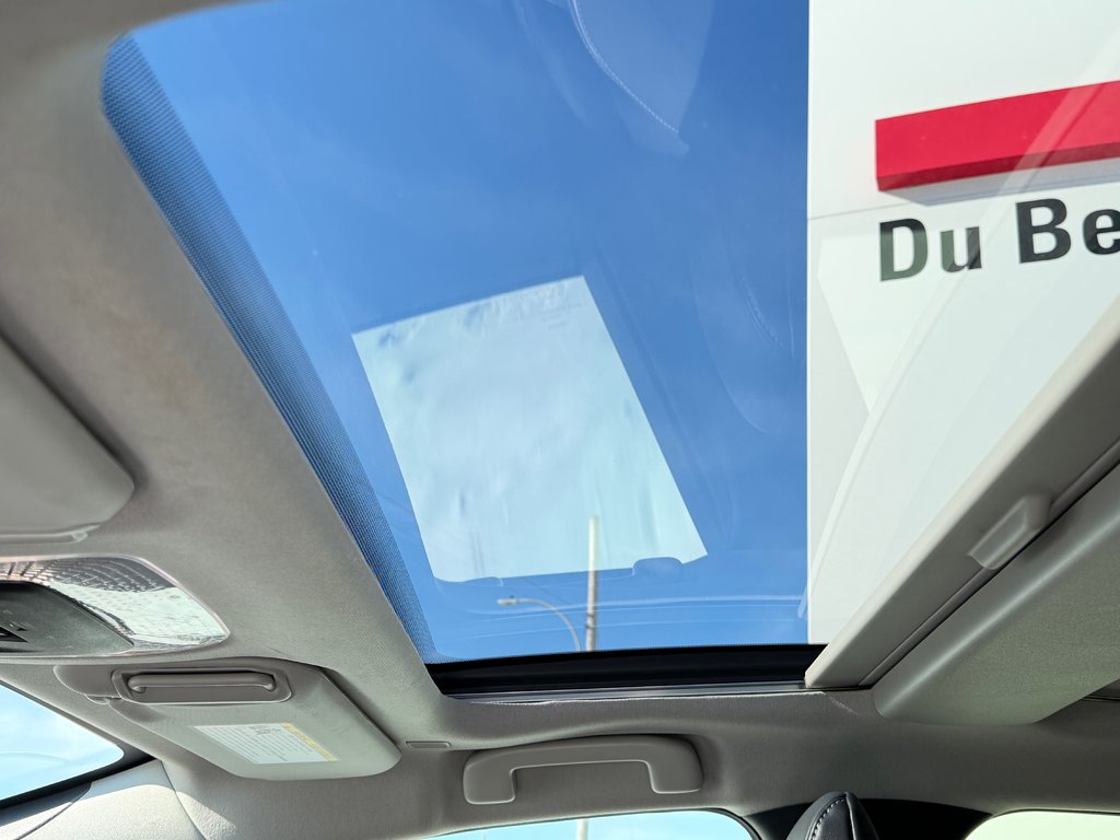 Toyota Prius LIMITED AWD / PEA 13-04-29=100KM / HYPER RARE ! / 2025 à Thetford Mines, Québec - 59 - w1024h768px