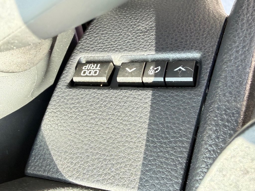2025 Toyota Prius LIMITED AWD / PEA 13-04-29=100KM / HYPER RARE ! / in Thetford Mines, Quebec - 40 - w1024h768px