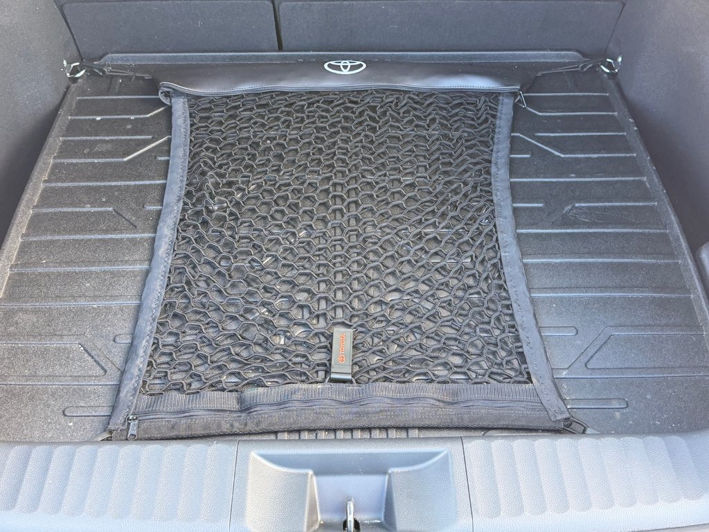 Toyota Prius LIMITED AWD / PEA 13-04-29=100KM / HYPER RARE ! / 2025 à Thetford Mines, Québec - 65 - w1024h768px