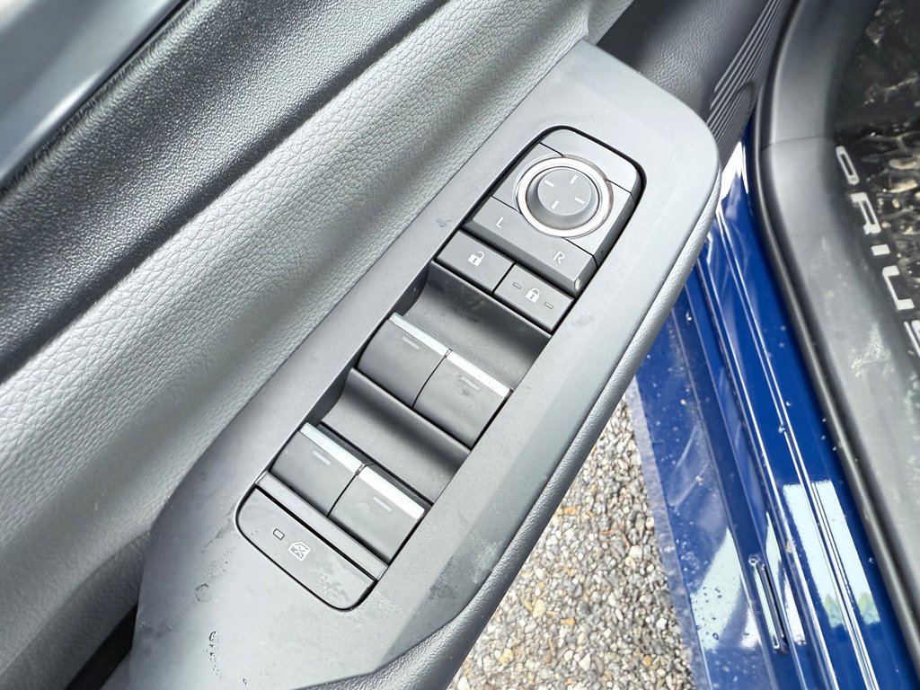 Toyota Prius XLE HYBRIDE AWD 2026 à Thetford Mines, Québec - 17 - w1024h768px