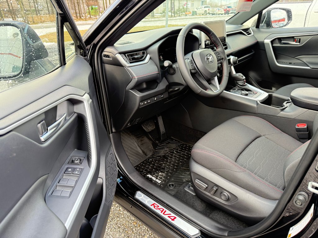 2025 Toyota RAV4 Plug-In Hybrid SE in Thetford Mines, Quebec - 16 - w1024h768px