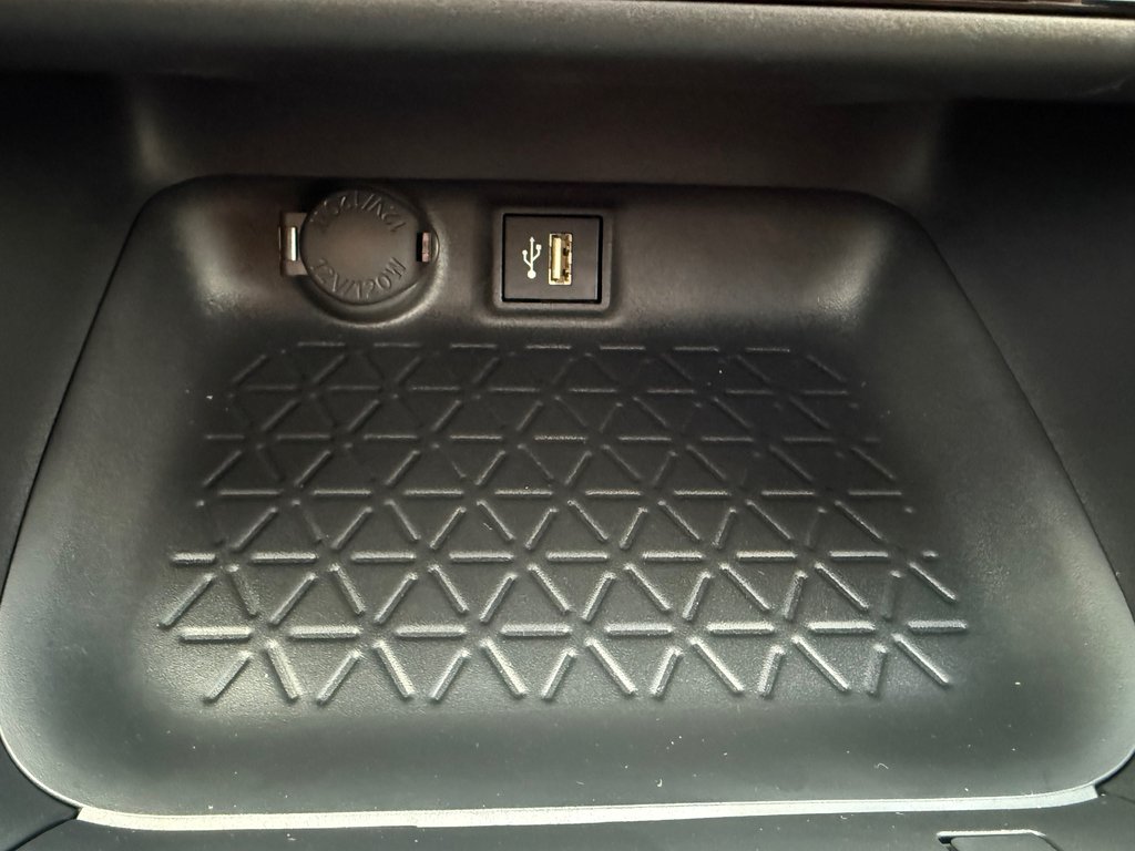 2025 Toyota RAV4 Plug-In Hybrid SE in Thetford Mines, Quebec - 31 - w1024h768px