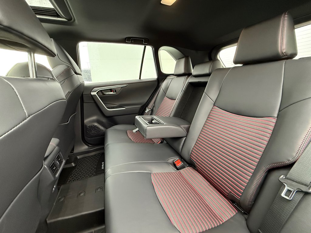 2025 Toyota RAV4 Plug-In Hybrid XSE in Thetford Mines, Quebec - 32 - w1024h768px