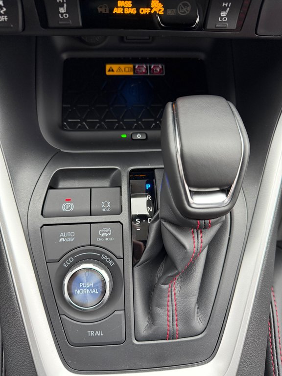 2025 Toyota RAV4 Plug-In Hybrid XSE in Thetford Mines, Quebec - 28 - w1024h768px