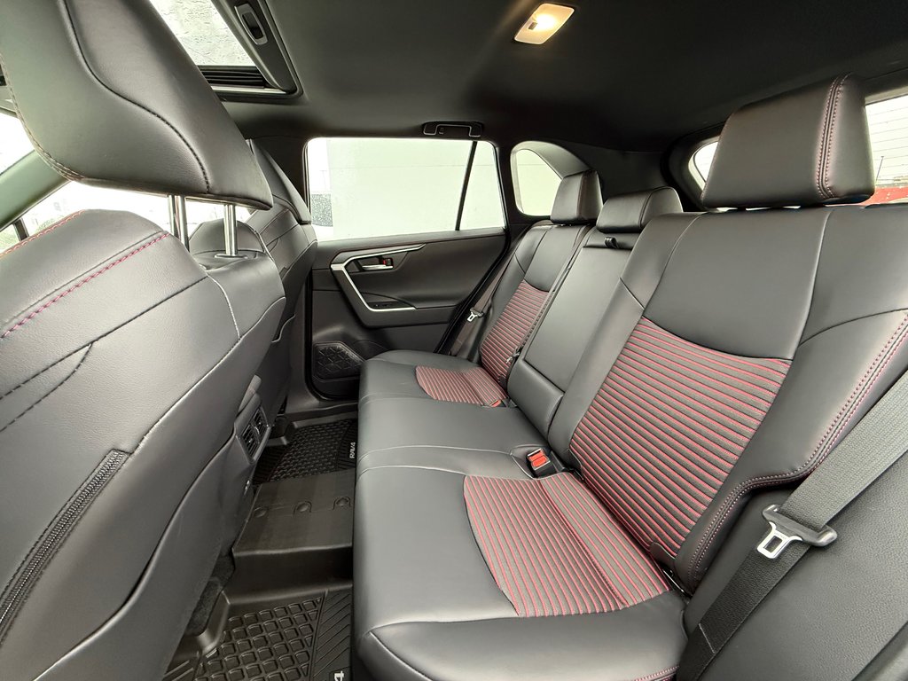 2025 Toyota RAV4 Plug-In Hybrid XSE in Thetford Mines, Quebec - 31 - w1024h768px