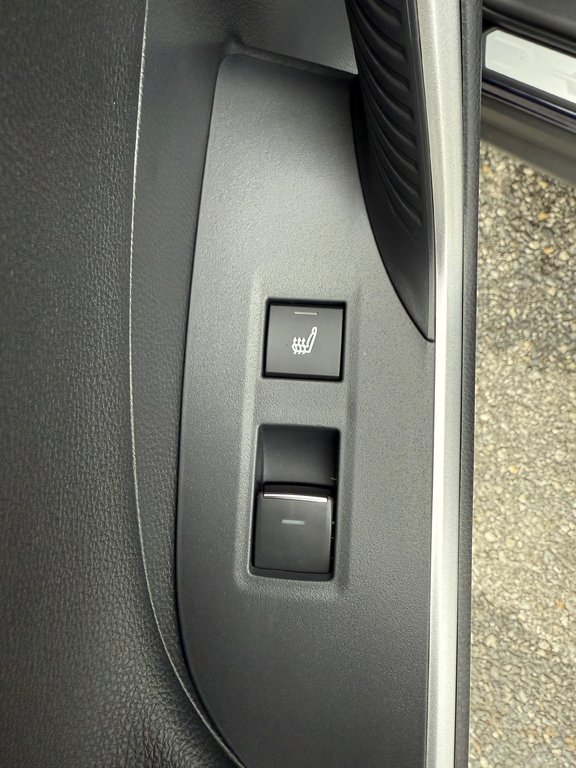 2025 Toyota RAV4 Plug-In Hybrid XSE in Thetford Mines, Quebec - 33 - w1024h768px