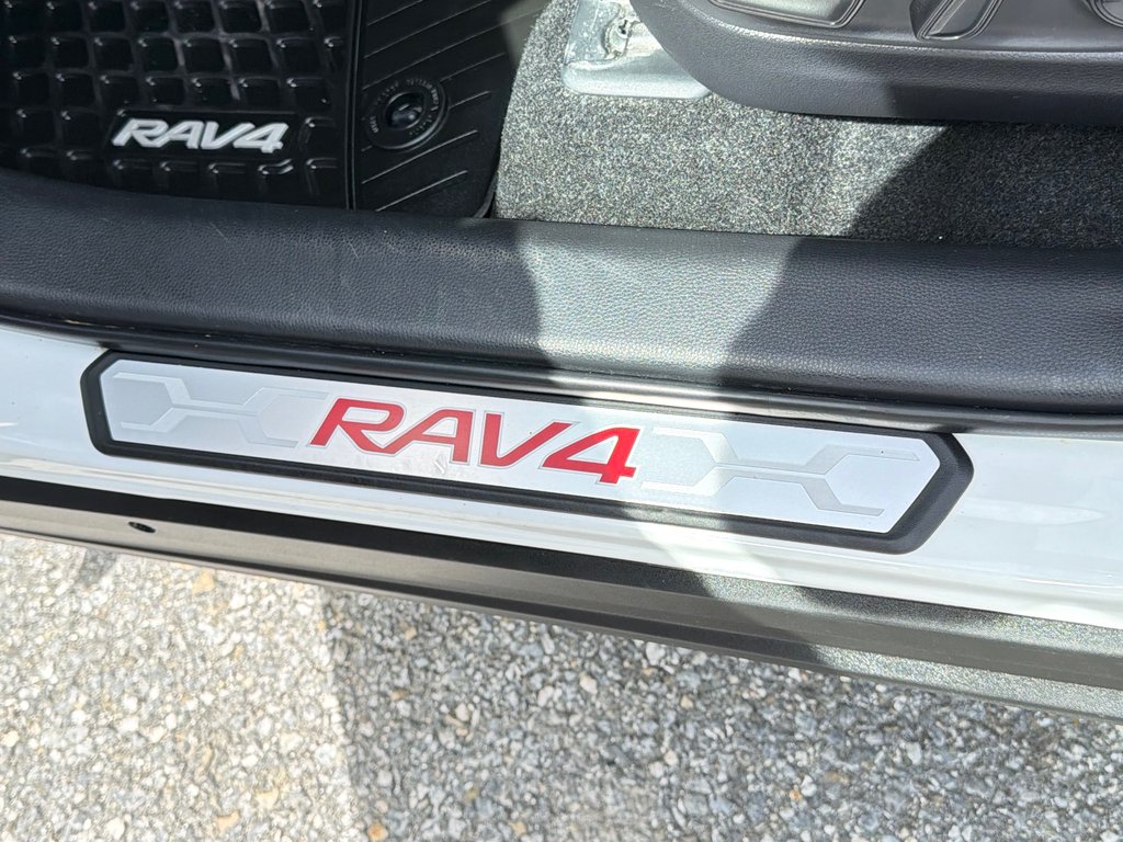 2025 Toyota RAV4 Plug-In Hybrid SE AWD / 17.000KM WOW ! /(+/- 68KM AUTONOMIE ) / in Thetford Mines, Quebec - 31 - w1024h768px