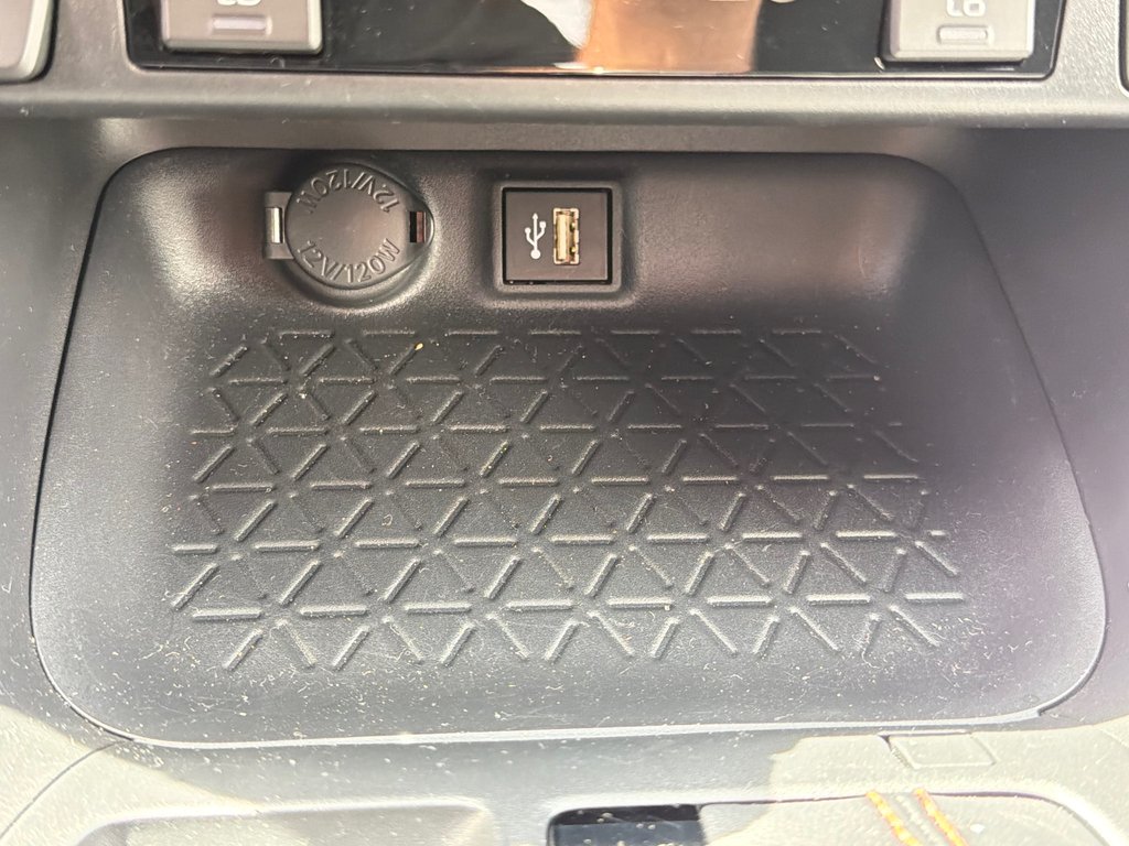 2025 Toyota RAV4 Plug-In Hybrid SE AWD / 17.000KM WOW ! /(+/- 68KM AUTONOMIE ) / in Thetford Mines, Quebec - 47 - w1024h768px