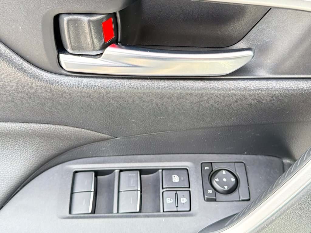 2025 Toyota RAV4 Plug-In Hybrid SE AWD / 17.000KM WOW ! /(+/- 68KM AUTONOMIE ) / in Thetford Mines, Quebec - 29 - w1024h768px