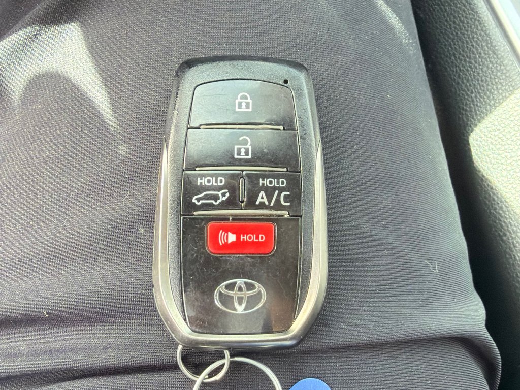 2025 Toyota RAV4 Plug-In Hybrid SE AWD / 17.000KM WOW ! /(+/- 68KM AUTONOMIE ) / in Thetford Mines, Quebec - 56 - w1024h768px