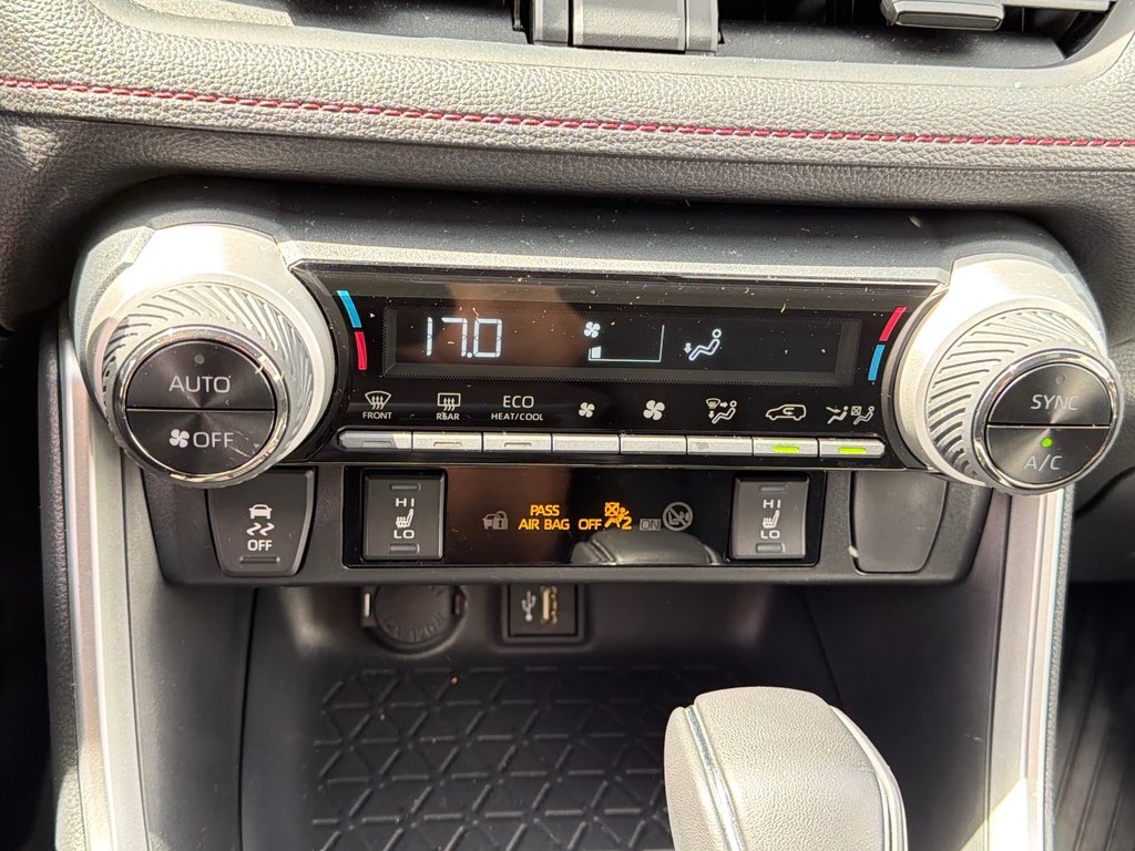 2025 Toyota RAV4 Plug-In Hybrid SE AWD / 17.000KM WOW ! /(+/- 68KM AUTONOMIE ) / in Thetford Mines, Quebec - 46 - w1024h768px