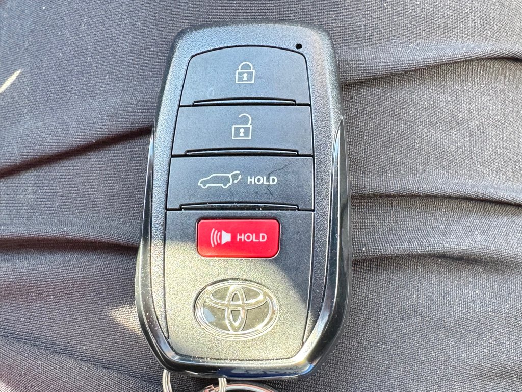 2024 Toyota RAV4 Prime SE / 68KM AUTONOMIE ÉLECTRIQUE WOW !! GO GO !! / in Thetford Mines, Quebec - 59 - w1024h768px