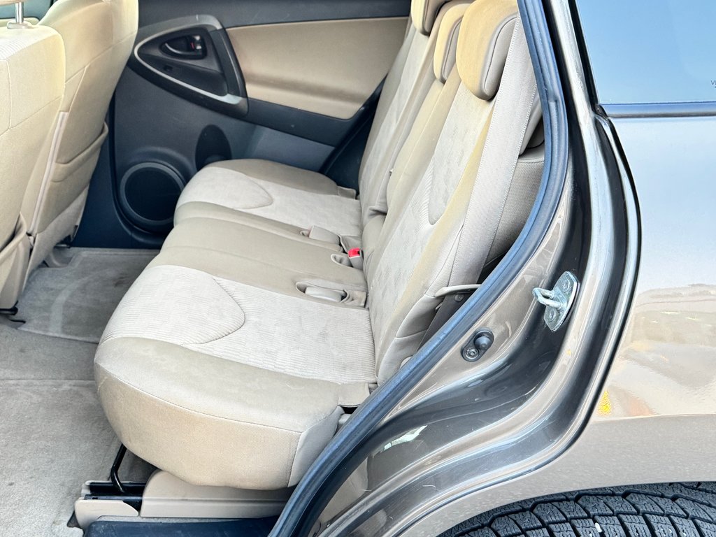 2011 Toyota RAV4 V6 AWD / TRÈS BAS KILOS / 3500LBS REMORQUAGE  / in Thetford Mines, Quebec - 49 - w1024h768px