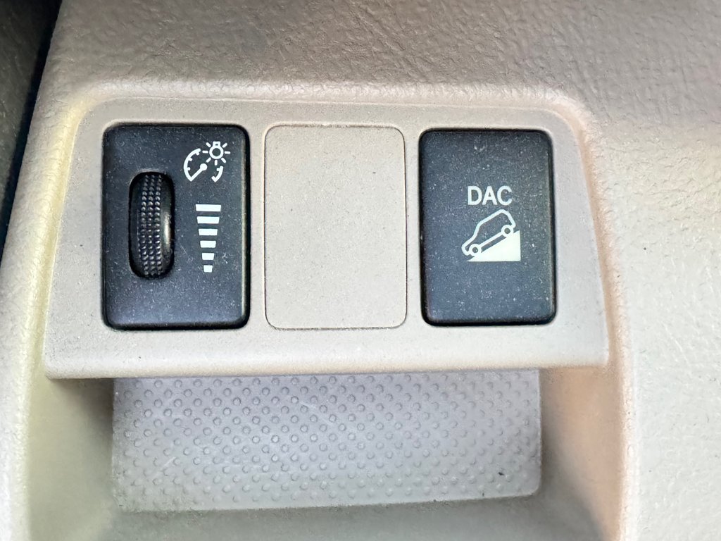2011 Toyota RAV4 V6 AWD / TRÈS BAS KILOS / 3500LBS REMORQUAGE  / in Thetford Mines, Quebec - 29 - w1024h768px