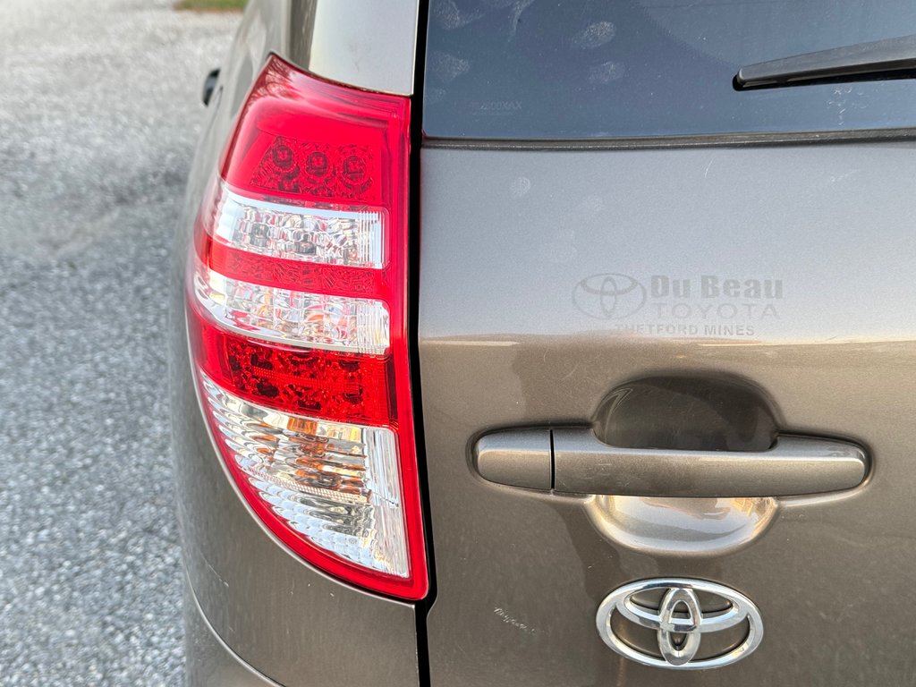 2011 Toyota RAV4 V6 AWD / TRÈS BAS KILOS / 3500LBS REMORQUAGE  / in Thetford Mines, Quebec - 21 - w1024h768px