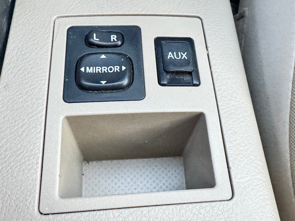 2011 Toyota RAV4 V6 AWD / TRÈS BAS KILOS / 3500LBS REMORQUAGE  / in Thetford Mines, Quebec - 41 - w1024h768px