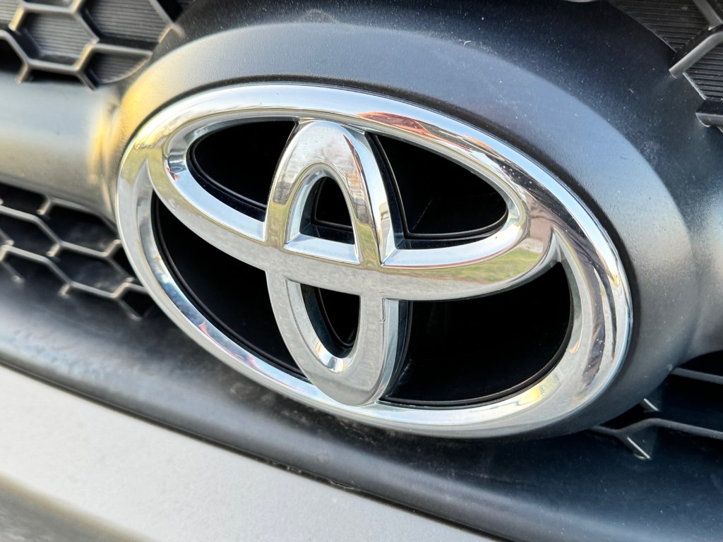 2011 Toyota RAV4 V6 AWD / TRÈS BAS KILOS / 3500LBS REMORQUAGE  / in Thetford Mines, Quebec - 11 - w1024h768px