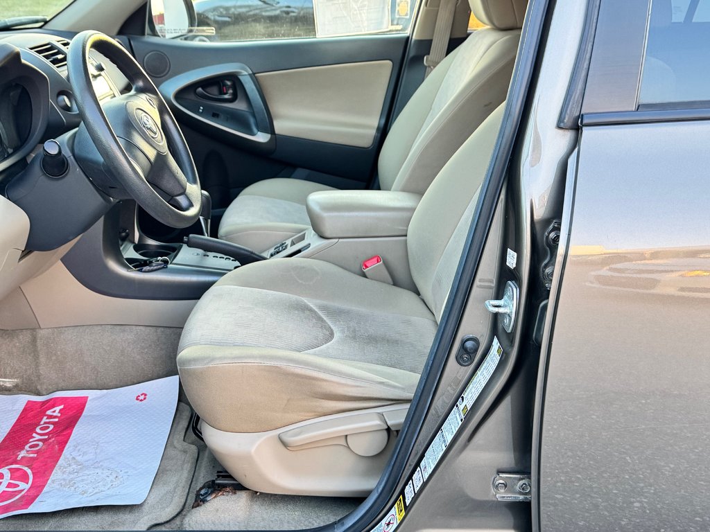 2011 Toyota RAV4 V6 AWD / TRÈS BAS KILOS / 3500LBS REMORQUAGE  / in Thetford Mines, Quebec - 27 - w1024h768px