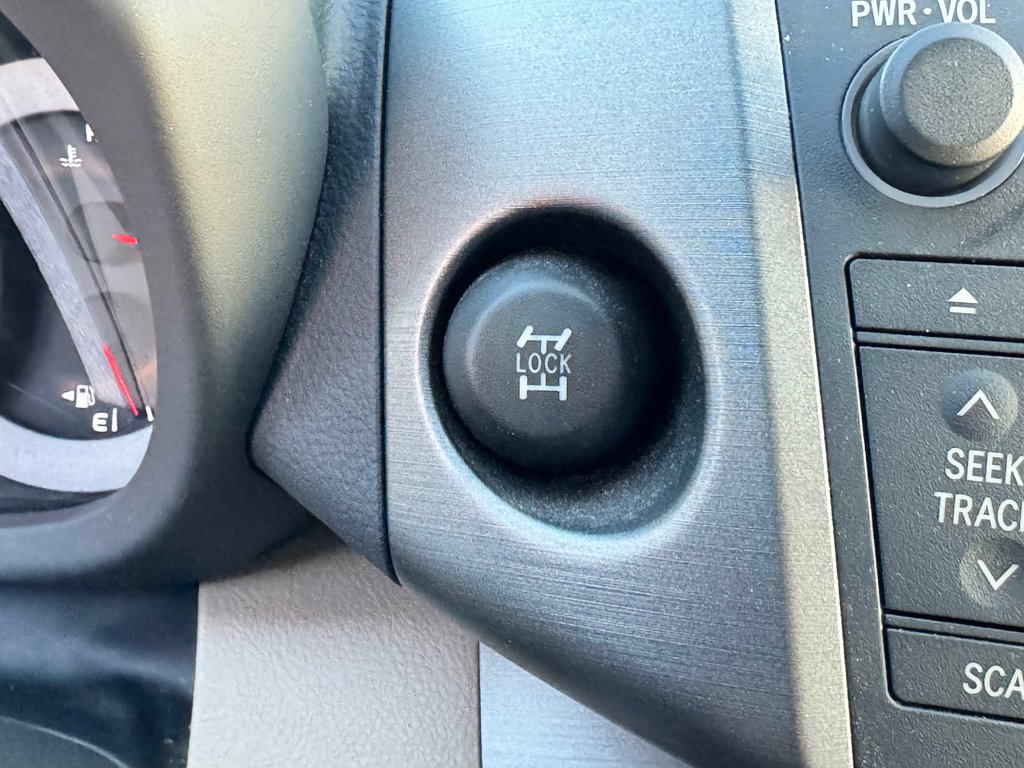 2011 Toyota RAV4 V6 AWD / TRÈS BAS KILOS / 3500LBS REMORQUAGE  / in Thetford Mines, Quebec - 36 - w1024h768px