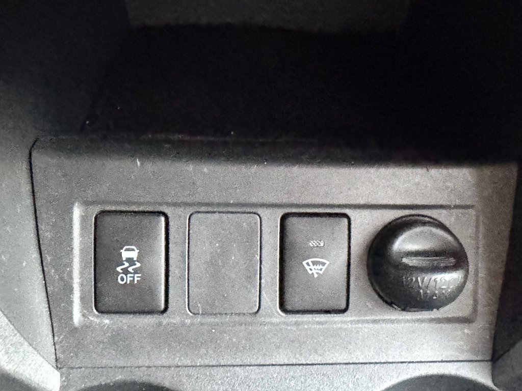 2011 Toyota RAV4 V6 AWD / TRÈS BAS KILOS / 3500LBS REMORQUAGE  / in Thetford Mines, Quebec - 38 - w1024h768px