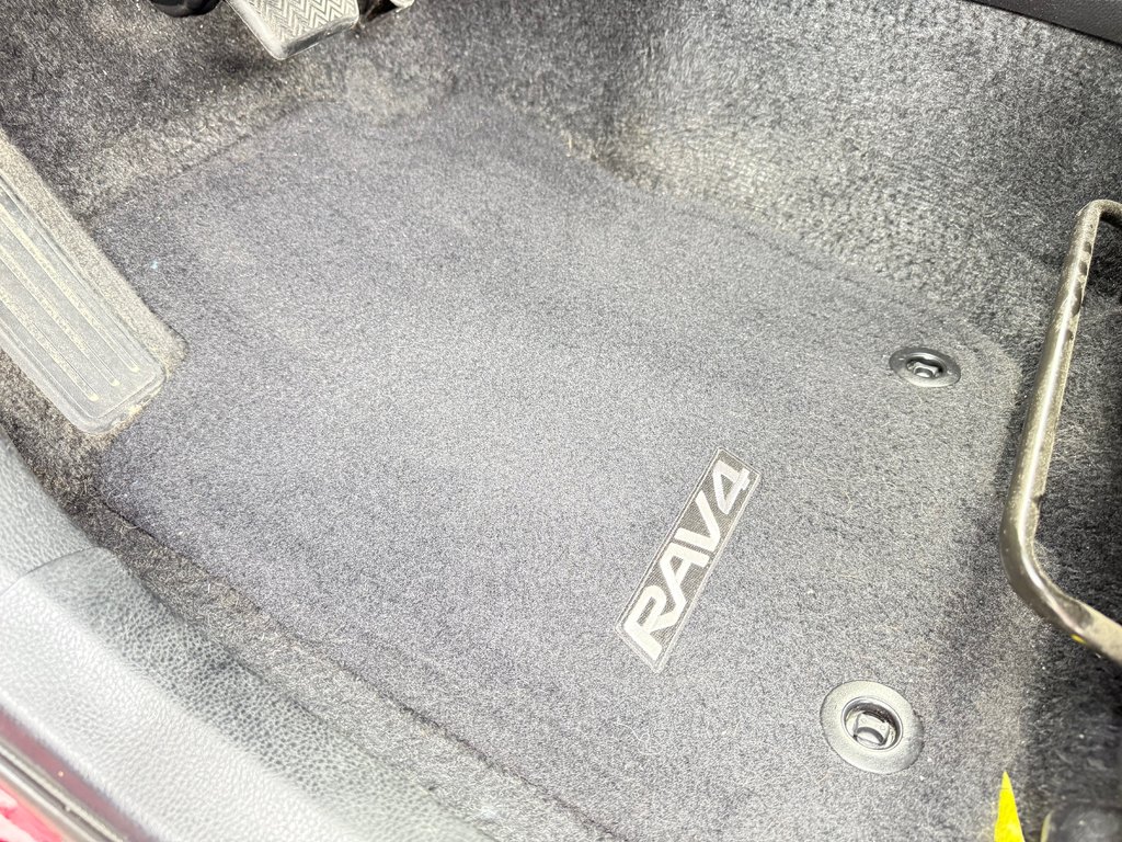 2013 Toyota RAV4 XLE/ BIEN ÉQUIPÉ/ POLYVALENT/FIABLE in Thetford Mines, Quebec - 18 - w1024h768px