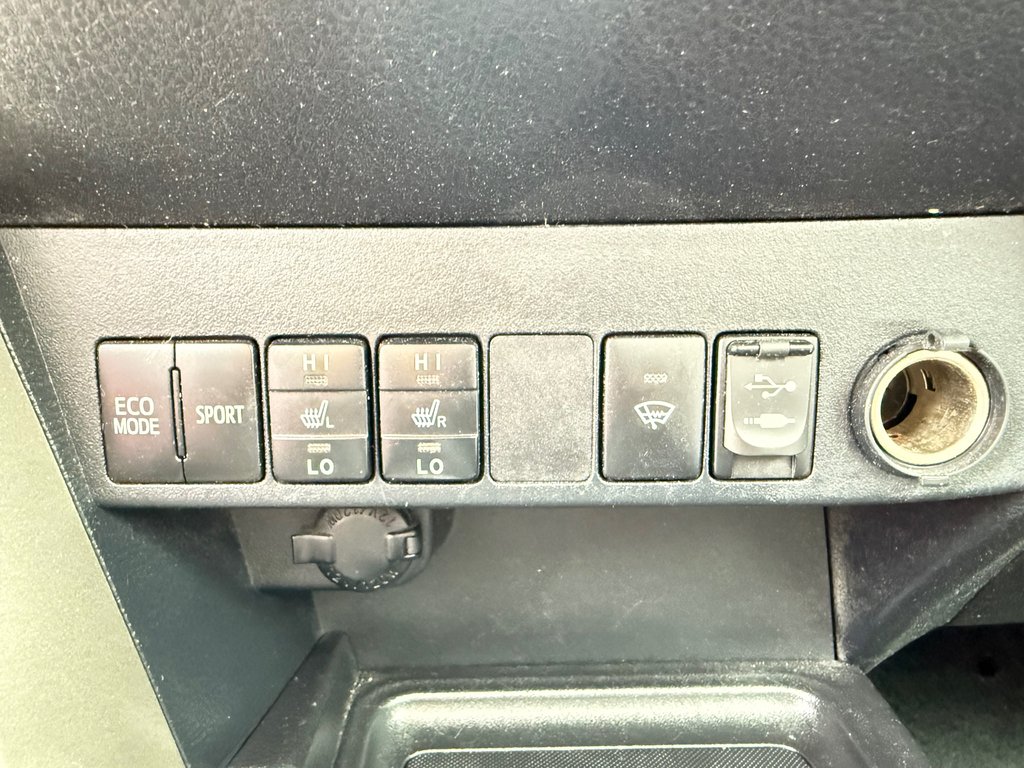 2013 Toyota RAV4 XLE/ BIEN ÉQUIPÉ/ POLYVALENT/FIABLE in Thetford Mines, Quebec - 28 - w1024h768px