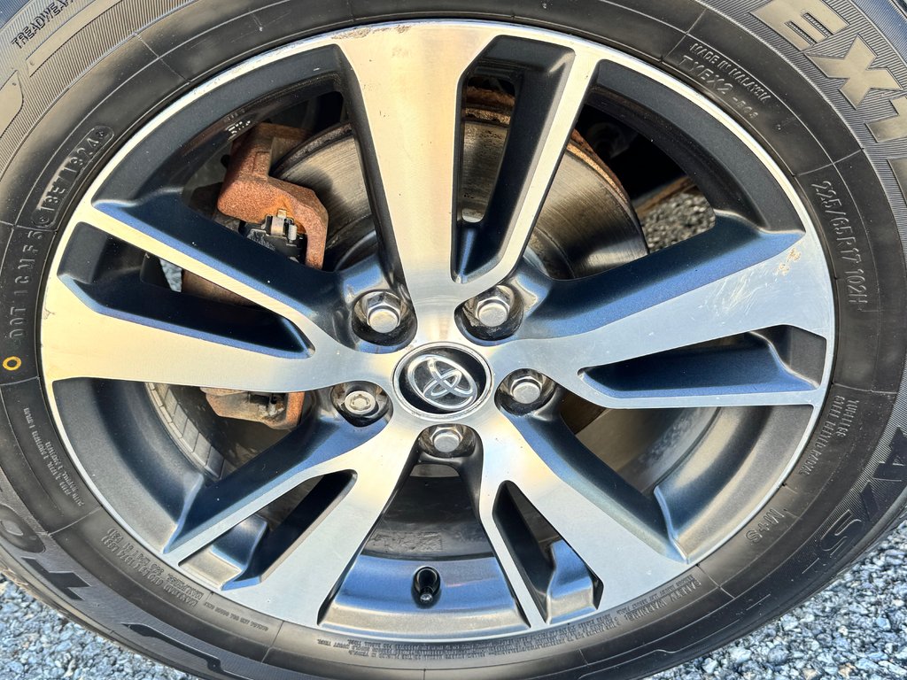 Toyota RAV4 XLE AWD / FINANCEMENT DISPONIBLE / 2017 à Thetford Mines, Québec - 17 - w1024h768px