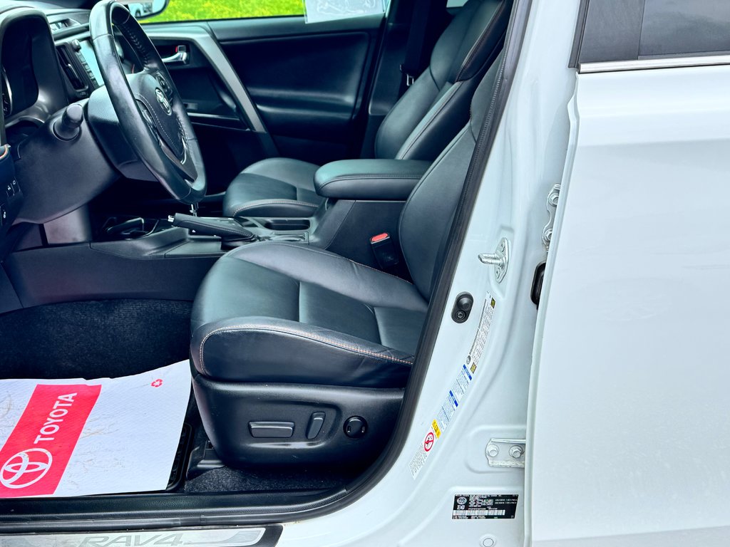 Toyota RAV4 SE AWD / CUIR / GPS / HITCH ET +++ / 2018 à Thetford Mines, Québec - 32 - w1024h768px
