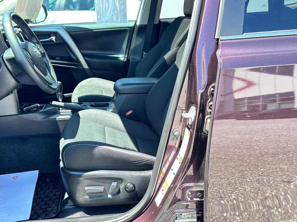 2018 Toyota RAV4 XLE AWD / 60,000KM WOW ! MOINS CHER DU NET / in Thetford Mines, Quebec - 30 - w1024h768px