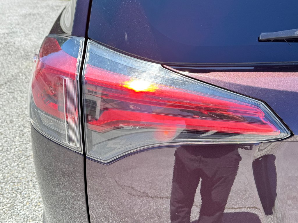 2018 Toyota RAV4 XLE AWD / 60,000KM WOW ! MOINS CHER DU NET / in Thetford Mines, Quebec - 23 - w1024h768px