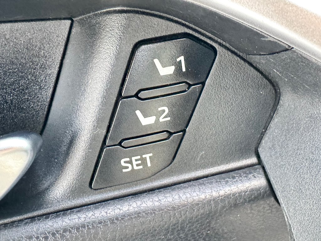 Toyota RAV4 XLE PREMIUM AWD / MAGS 19 / CUIR / 2019 à Thetford Mines, Québec - 28 - w1024h768px