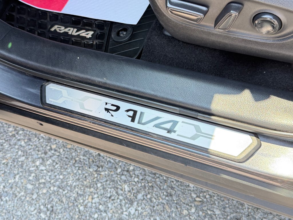 Toyota RAV4 HYBRIDE LIMITED AWD / MEILLEUR PRIX GARANTIS / 2019 à Thetford Mines, Québec - 41 - w1024h768px