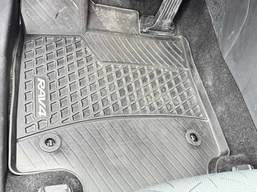 Toyota RAV4 LE AWD / TRÈS BAS KILOS / AUBAINE !!!!!!!!! 2020 à Thetford Mines, Québec - 33 - w1024h768px