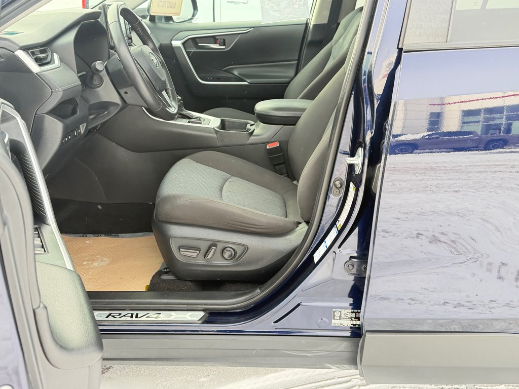 Toyota RAV4 XLE AWD / LE MOINS CHER AU QUÉBEC / T' ATTENDS QUOI ??? / 2020 à Thetford Mines, Québec - 33 - w1024h768px