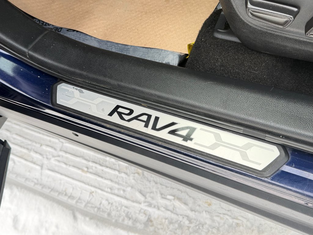 Toyota RAV4 XLE AWD / LE MOINS CHER AU QUÉBEC / T' ATTENDS QUOI ??? / 2020 à Thetford Mines, Québec - 34 - w1024h768px