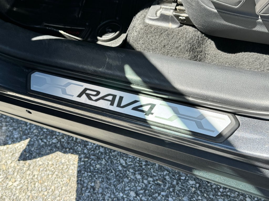 2021  RAV4 HYBRIDE XLE AWD / ÉCONOMIQUE / ATT. REMORQUE in Thetford Mines, Quebec - 38 - w1024h768px