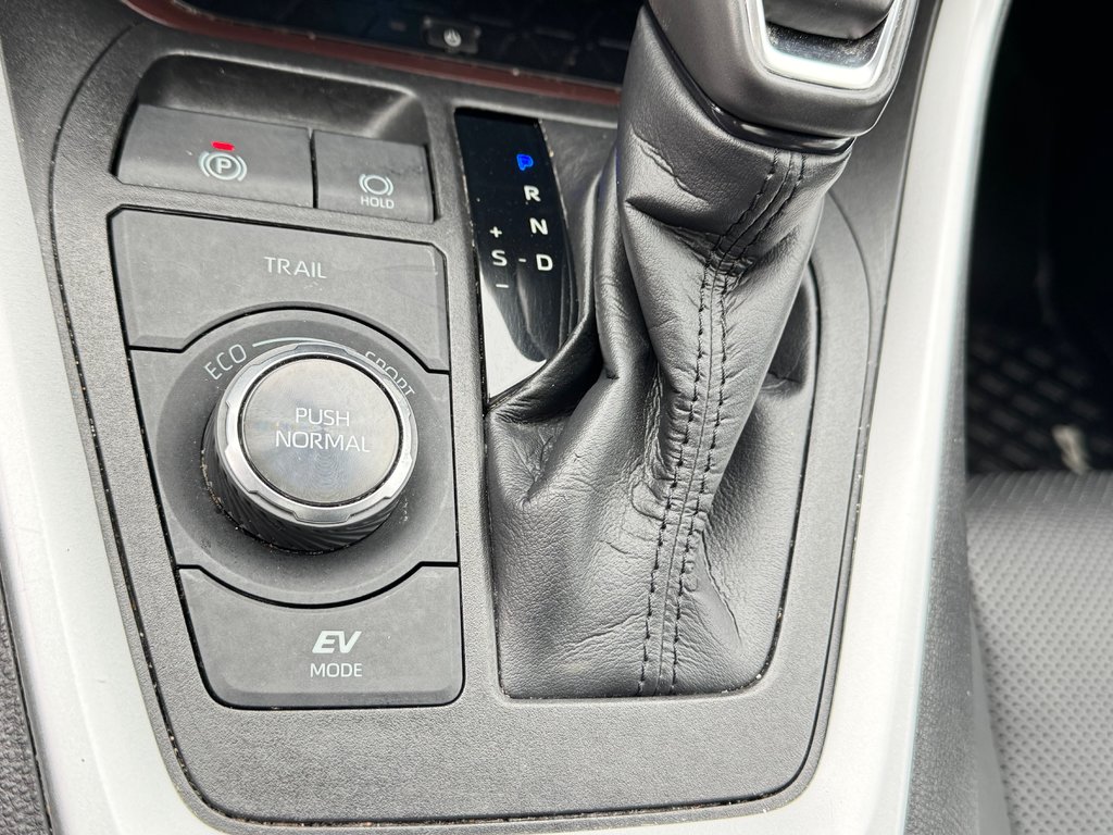Toyota RAV4 HYBRIDE LIMITED AWD / TRÈS BAS KILOS / WOW !!! / 2021 à Thetford Mines, Québec - 52 - w1024h768px