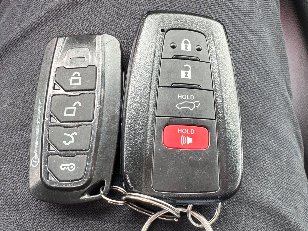 Toyota RAV4 HYBRIDE LIMITED AWD / TRÈS BAS KILOS / WOW !!! / 2021 à Thetford Mines, Québec - 60 - w1024h768px