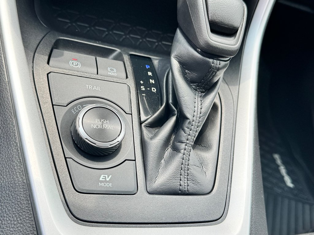 Toyota RAV4 HYBRIDE LE AWD / TRÈS BAS KM / TRÈS ÉCONOMIQUE / 2021 à Thetford Mines, Québec - 45 - w1024h768px