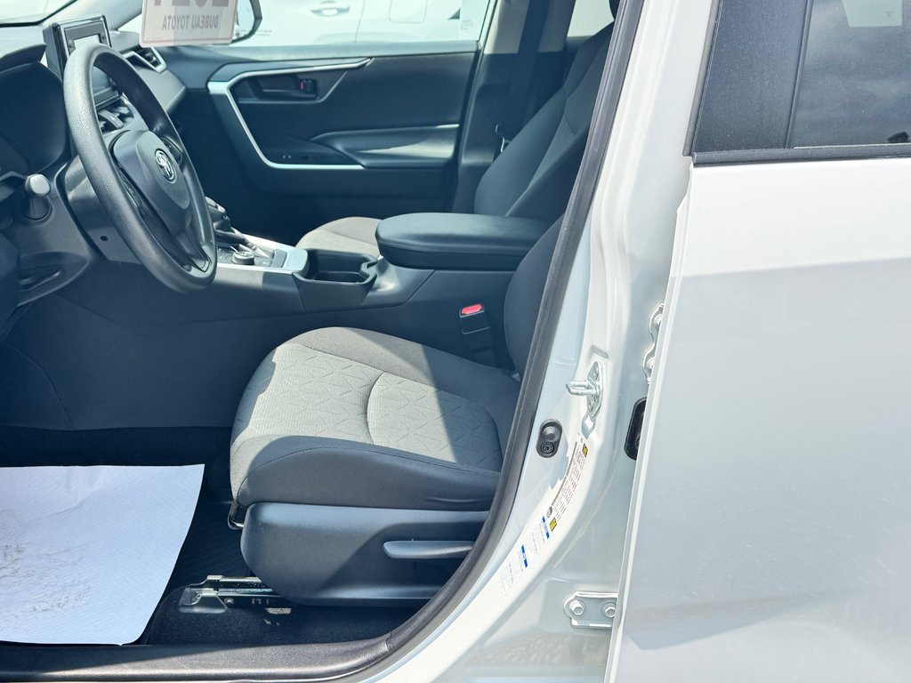 Toyota RAV4 HYBRIDE LE AWD / TRÈS BAS KM / TRÈS ÉCONOMIQUE / 2021 à Thetford Mines, Québec - 28 - w1024h768px