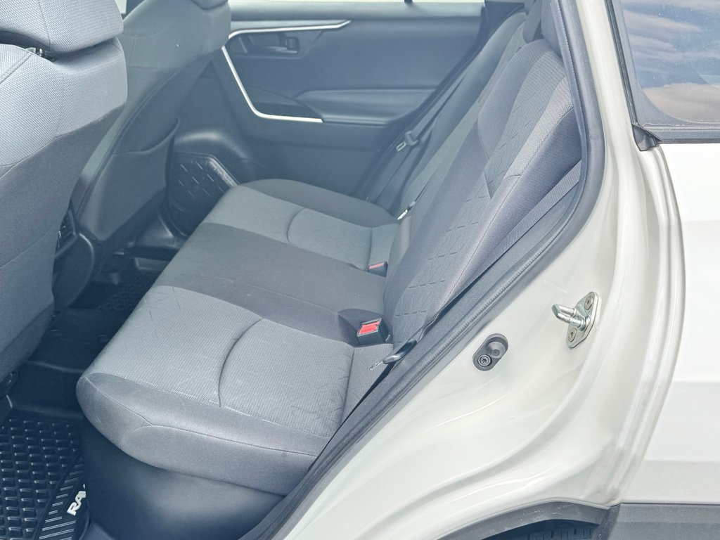 Toyota RAV4 HYBRIDE LE AWD / TRÈS BAS KM / TRÈS ÉCONOMIQUE / 2021 à Thetford Mines, Québec - 53 - w1024h768px