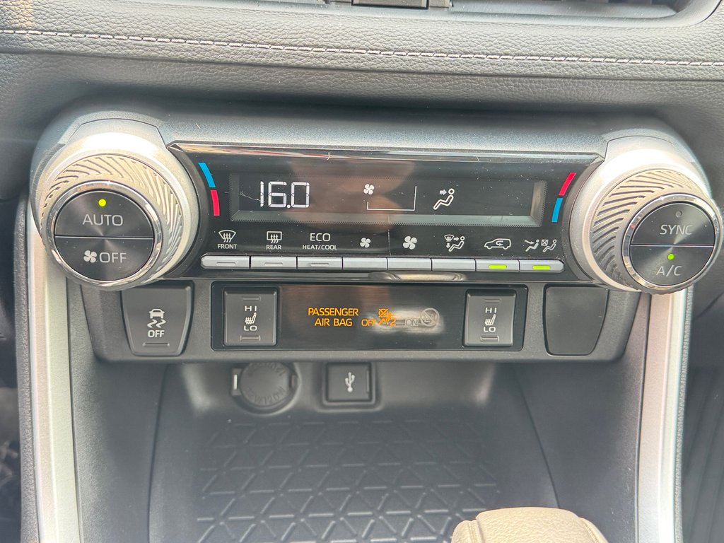 Toyota RAV4 HYBRIDE LE AWD / TRÈS BAS KM / TRÈS ÉCONOMIQUE / 2021 à Thetford Mines, Québec - 40 - w1024h768px