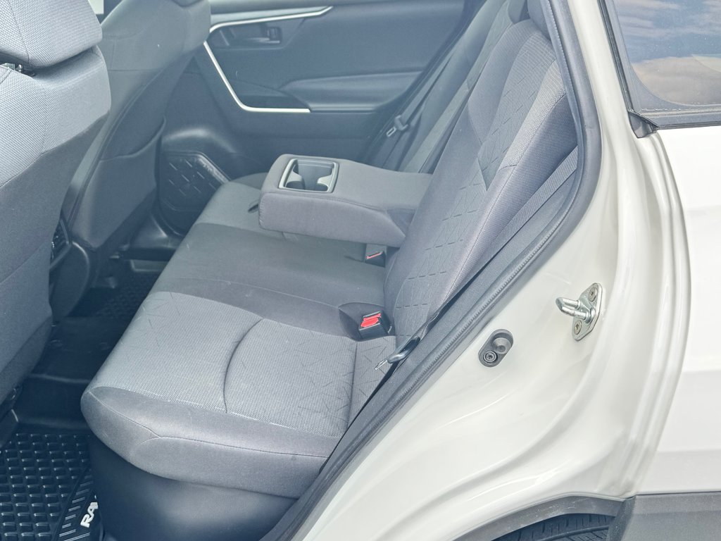 Toyota RAV4 HYBRIDE LE AWD / TRÈS BAS KM / TRÈS ÉCONOMIQUE / 2021 à Thetford Mines, Québec - 54 - w1024h768px