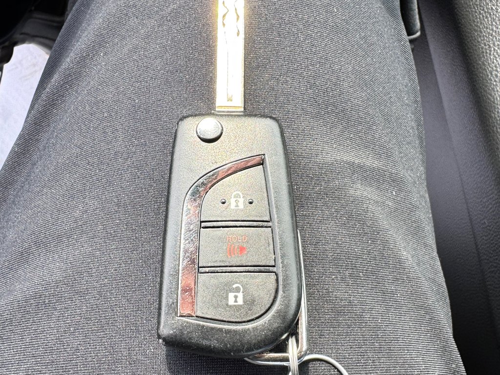 Toyota RAV4 HYBRIDE LE AWD / TRÈS BAS KM / TRÈS ÉCONOMIQUE / 2021 à Thetford Mines, Québec - 51 - w1024h768px