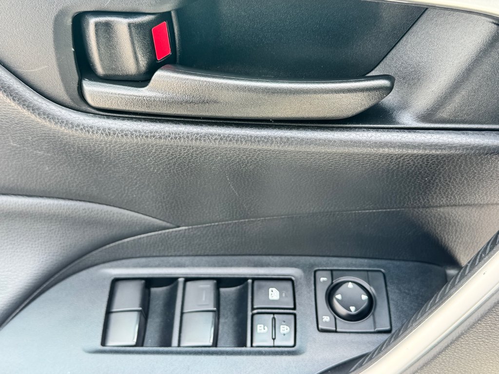 Toyota RAV4 HYBRIDE LE AWD / TRÈS BAS KM / TRÈS ÉCONOMIQUE / 2021 à Thetford Mines, Québec - 26 - w1024h768px