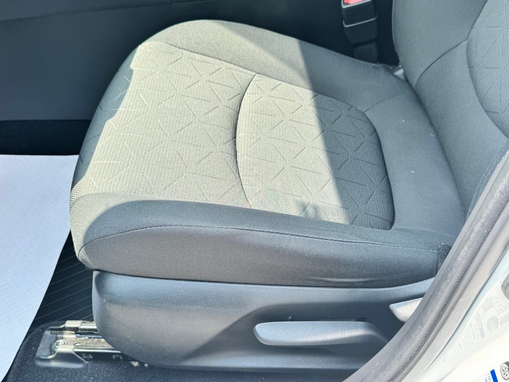 Toyota RAV4 HYBRIDE LE AWD / TRÈS BAS KM / TRÈS ÉCONOMIQUE / 2021 à Thetford Mines, Québec - 29 - w1024h768px
