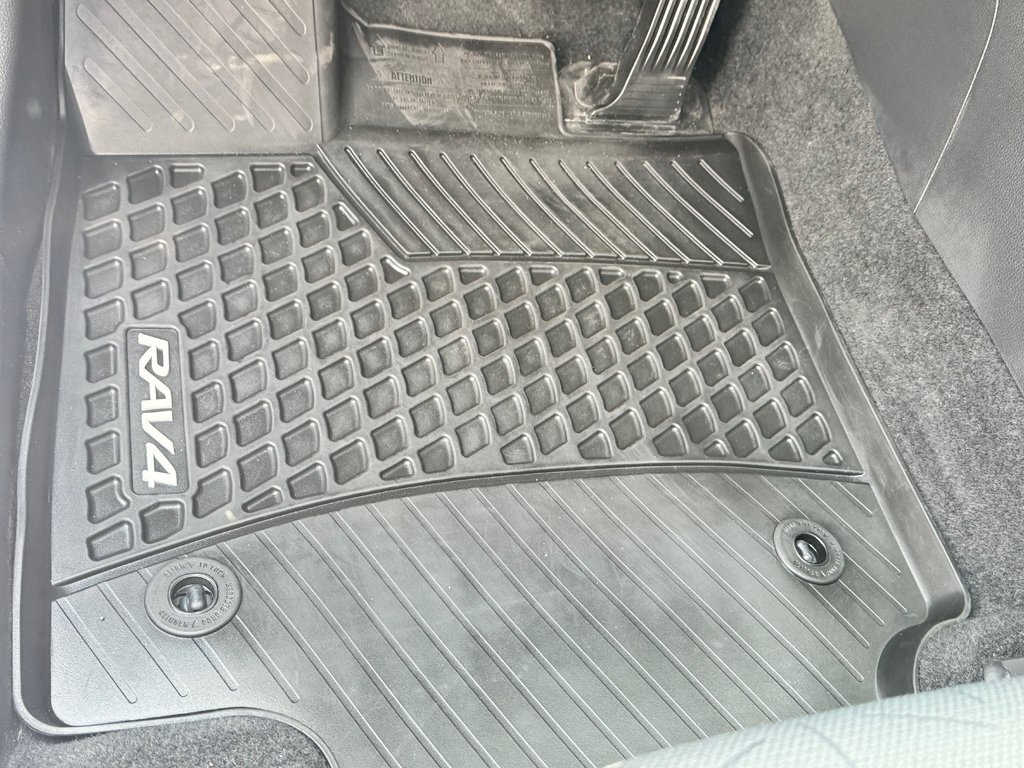 Toyota RAV4 HYBRIDE LE AWD / TRÈS BAS KM / TRÈS ÉCONOMIQUE / 2021 à Thetford Mines, Québec - 31 - w1024h768px