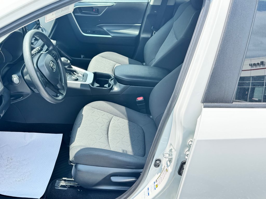 Toyota RAV4 HYBRIDE LE AWD / TRÈS BAS KM / TRÈS ÉCONOMIQUE / 2021 à Thetford Mines, Québec - 27 - w1024h768px